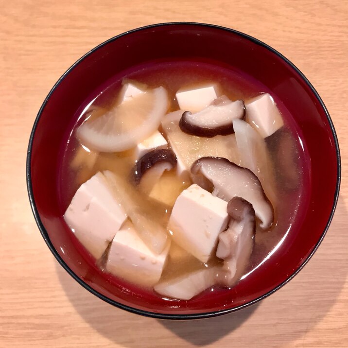 カブと椎茸と豆腐の味噌汁